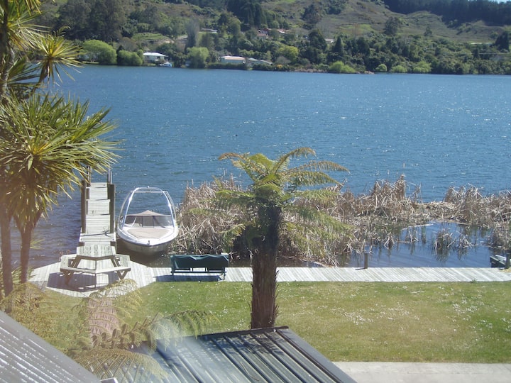 Absolute Lakeside 20 mtr Flat walk to the Boat ramp, Jetty ,Enjoy the tranquil setting & bird life Or Enjoy The lake view from The alfresco room in Koru One Or the large partly covered out door deck or Lounge in Koru 2
Clear clean swimming from Jetty