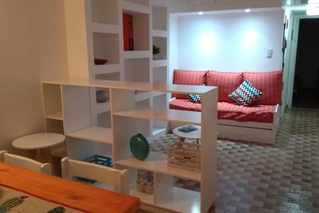 Living comedor moderno con balcon vista a la calle