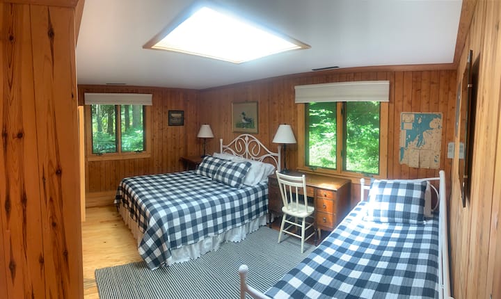 ห้องนอนที่ 2 มีเตียงควีนไซส์หนึ่งหลังและเตียงแฝด