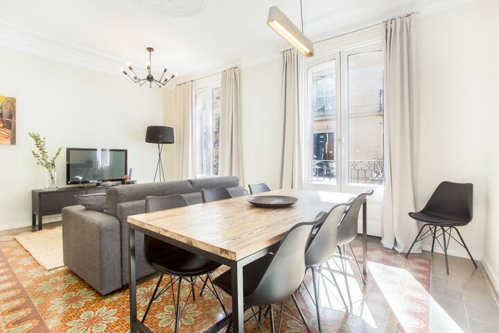 Bright 4 bedroom apartment w/ balcony, Las Ramblas gallery image 3