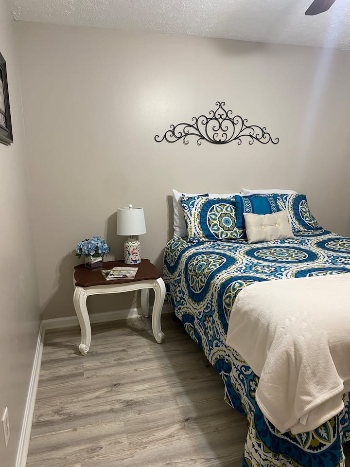 ห้องพักมีเตียงควีนไซส์พร้อมโต๊ะข้างเตียงและโคมไฟ  นอกจากนี้ยังมีโต๊ะและเก้าอี้สำหรับการเข้าพักที่เกี่ยวข้องกับการทำงานและตู้เสื้อผ้าที่กว้างขวางมาก! อีกหนึ่งฟูกนอนในฝันสำหรับการนอนหลับที่ยอดเยี่ยม! 