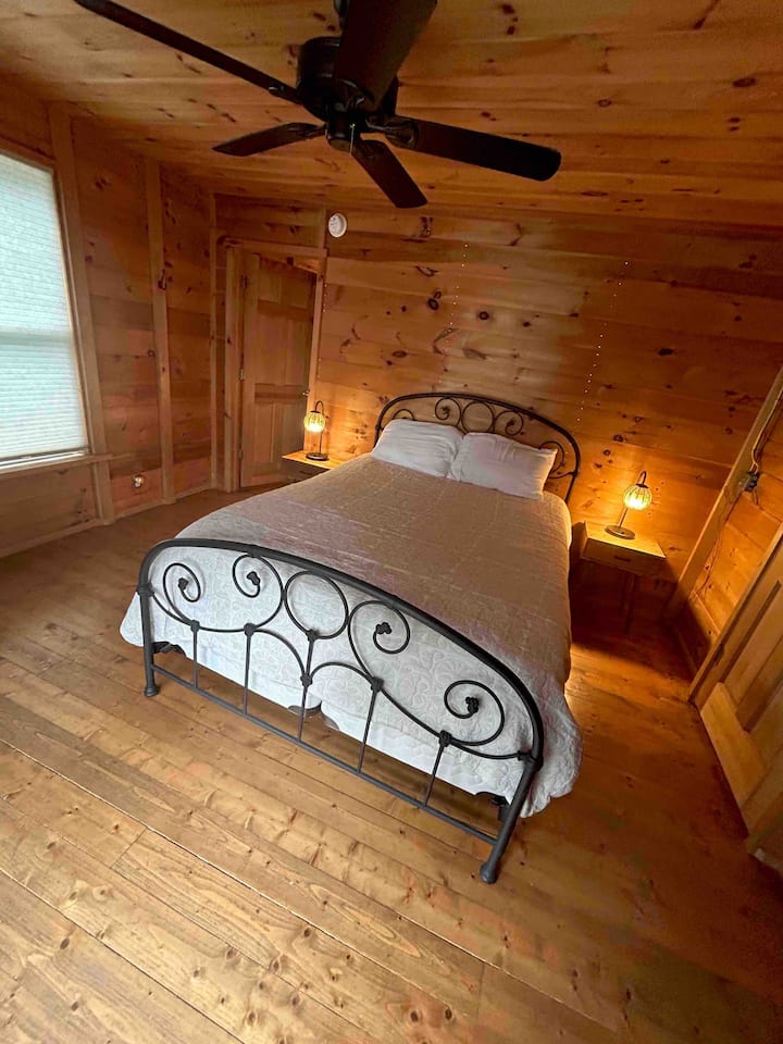 Dormitorio principal del primer piso con baño privado.