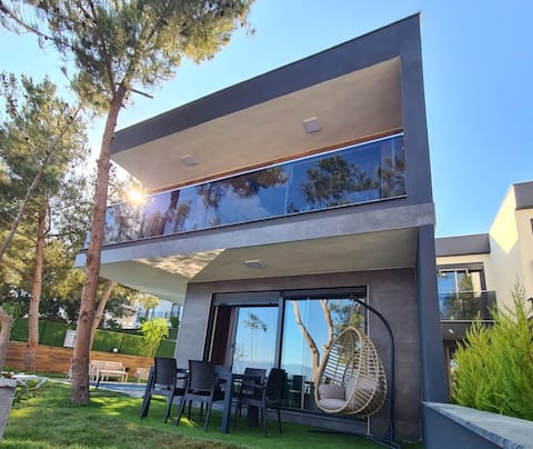 New villa with private pool and sea view