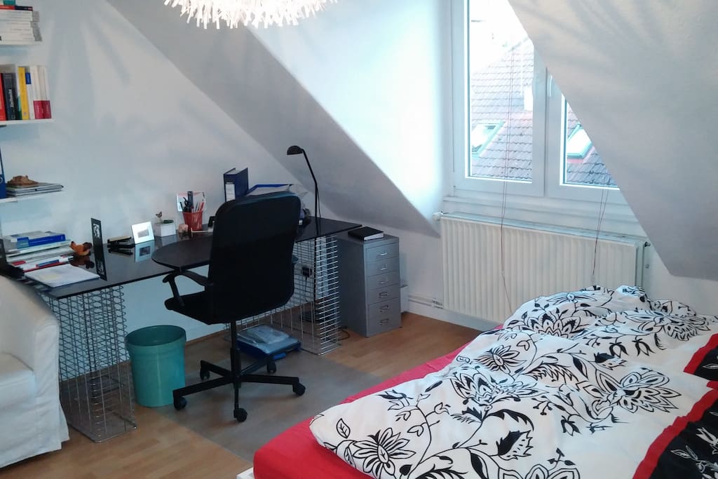 Großer Schreibtisch zum Arbeiten