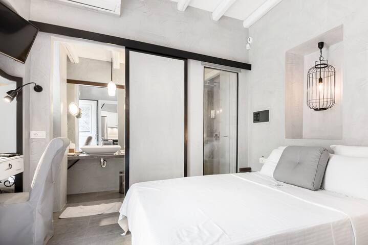 Traditional Lindos Shore Summer Villa With Jacuzzi gallery image 3