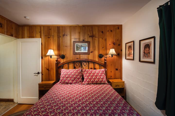 ห้องพักชั้นล่างพร้อมเตียงควีนไซส์