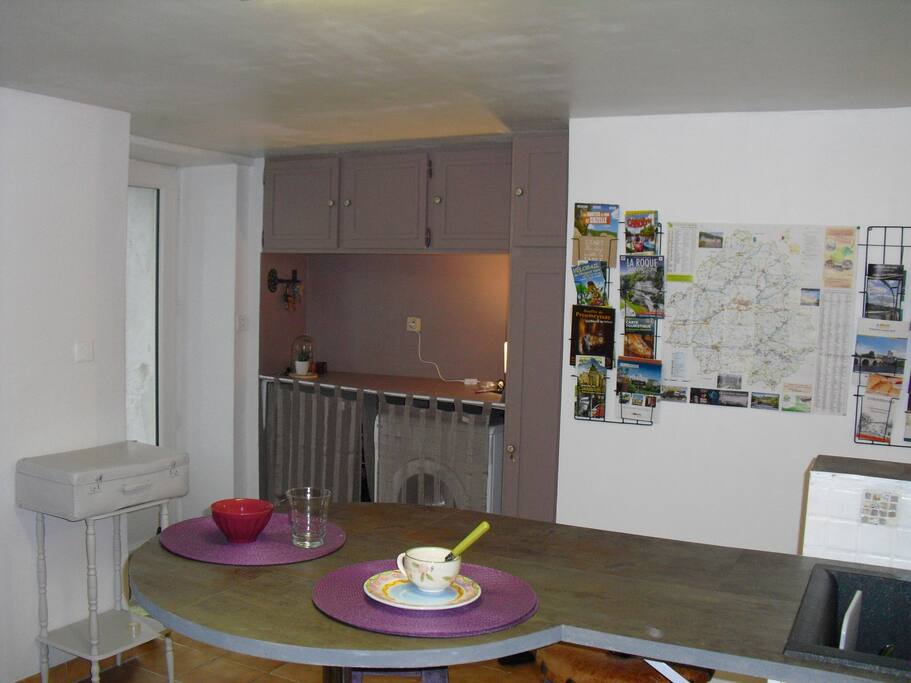 cuisine et son entrée, documentation et carte de la Dordogne