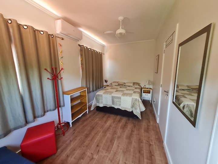 2号套房配有双人床和双人沙发床 