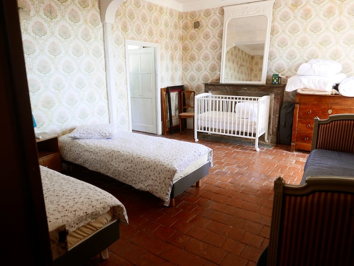 chumba cha watoto, kilicho na vitanda viwili vya 80x200 vinavyoweza kuunganishwa tena katika 160, pamoja na kitanda cha watoto 90price} 90 na pia kitanda cha watoto kilicho na baa ambazo zinaweza kuhamishwa katika vyumba vya sakafu