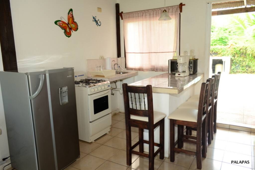 Cocineta con Refrigerador, estufa, vajilla, microondas