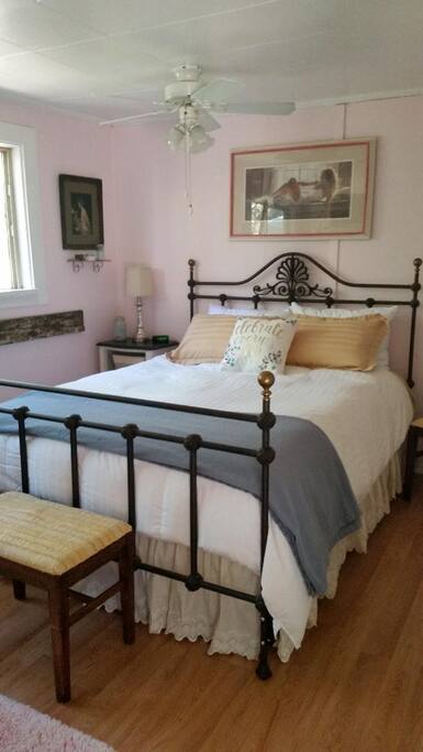 bedroom with queen size bed
