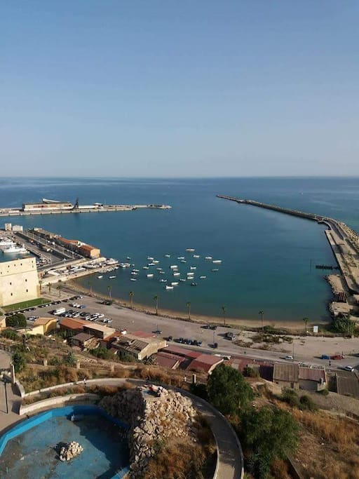 Vista del porto ripresa dalla zona alta del paese