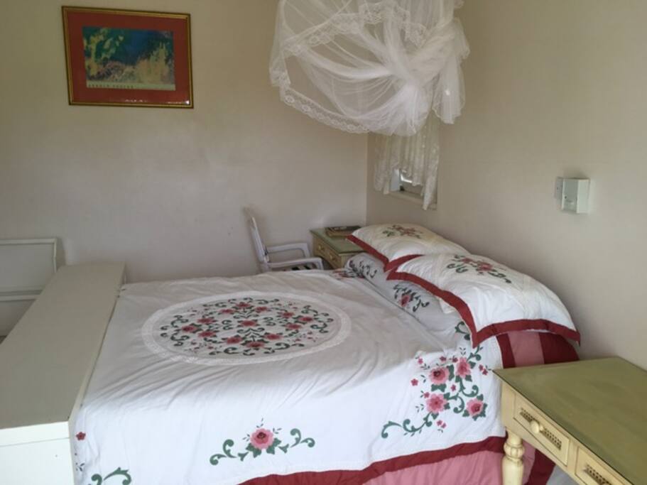 Queen size double bed.