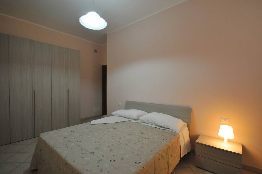 Camera con letto matrimoniale.