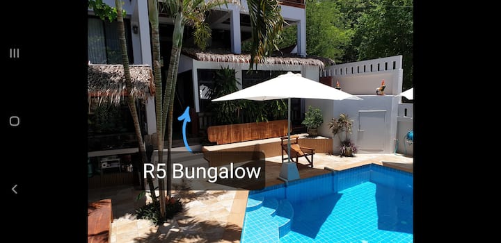 ห้อง 5
ติดสระว่ายน้ำ

เตียงคิงไซ
ส์สไตล์บังกะโลหน้าต่างอากาศบริสุทธิ์ขนาดใหญ่พัดลม (ไม่ใช่แอร์)

ห้องน้ำส่วนตัวสมาร์ททีวี