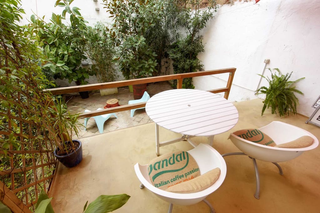 Your sunny private patio & garden ! Bamboo, magnolias and mediterranean plants
