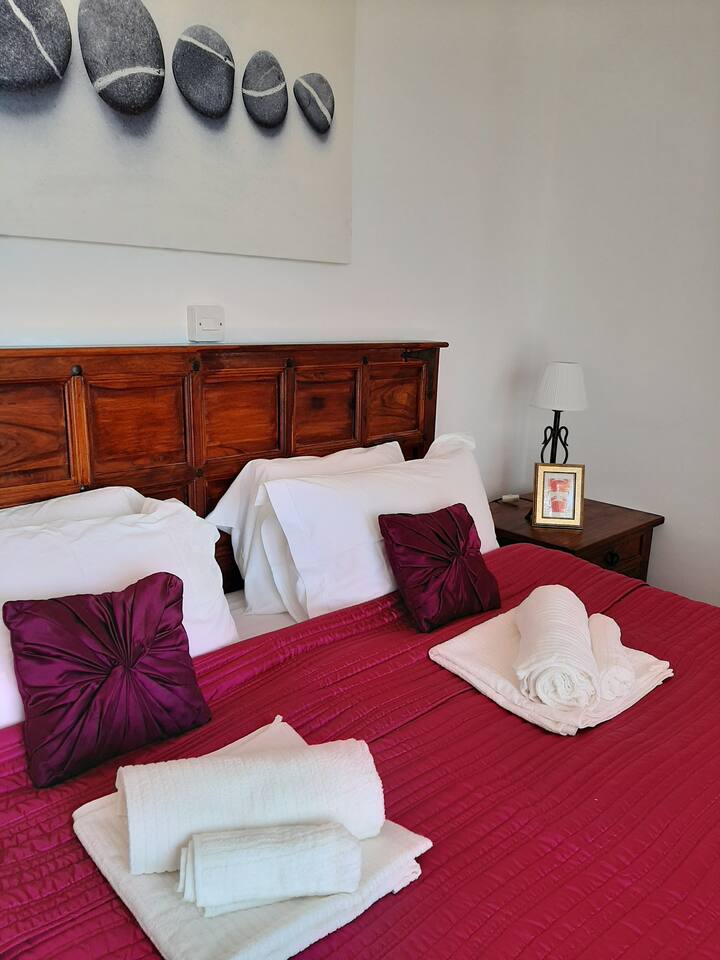 Hoofdslaapkamer met veel kledingkastruimte en laden. De grootte van het bed is 185 cm x 195 cm.