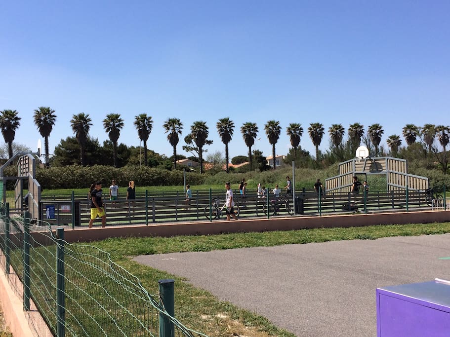 City stade , skate park, boulodrome, parc enfants à 400 mètres