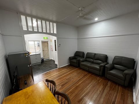 Bright 2 Bedroom / Cairns Central