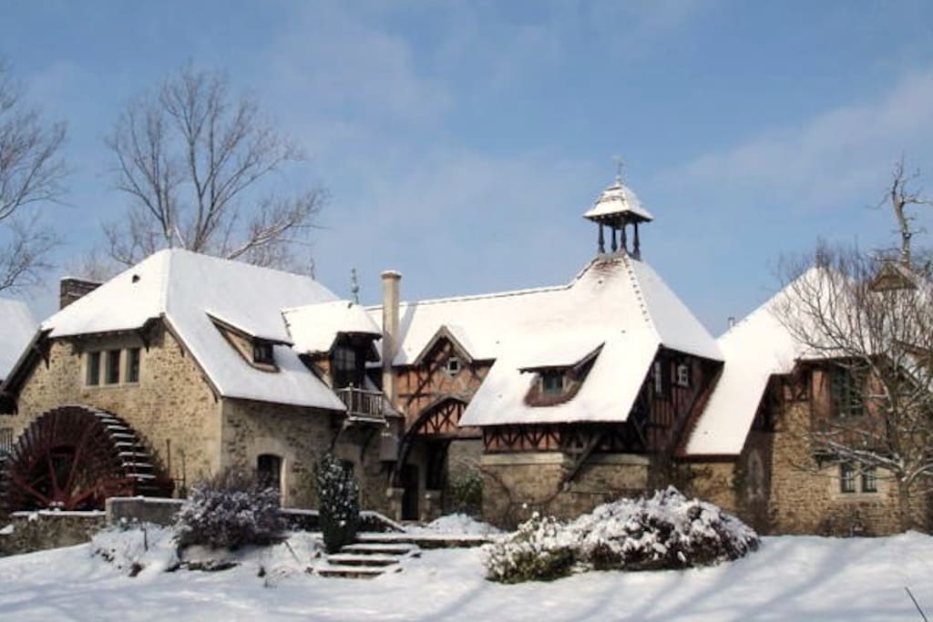 Moulin à eau du 18 ème siècle qui fabriquait de la farine transformé en Centre de Naturopathie spécialisé dans le Bien - Etre et engagé dans le développement durable - Gîte Ecodurable à droite