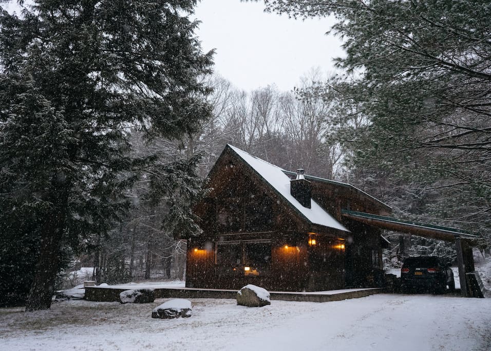 Cozy Adirondack-style cabin in the Green Mountain National Forest