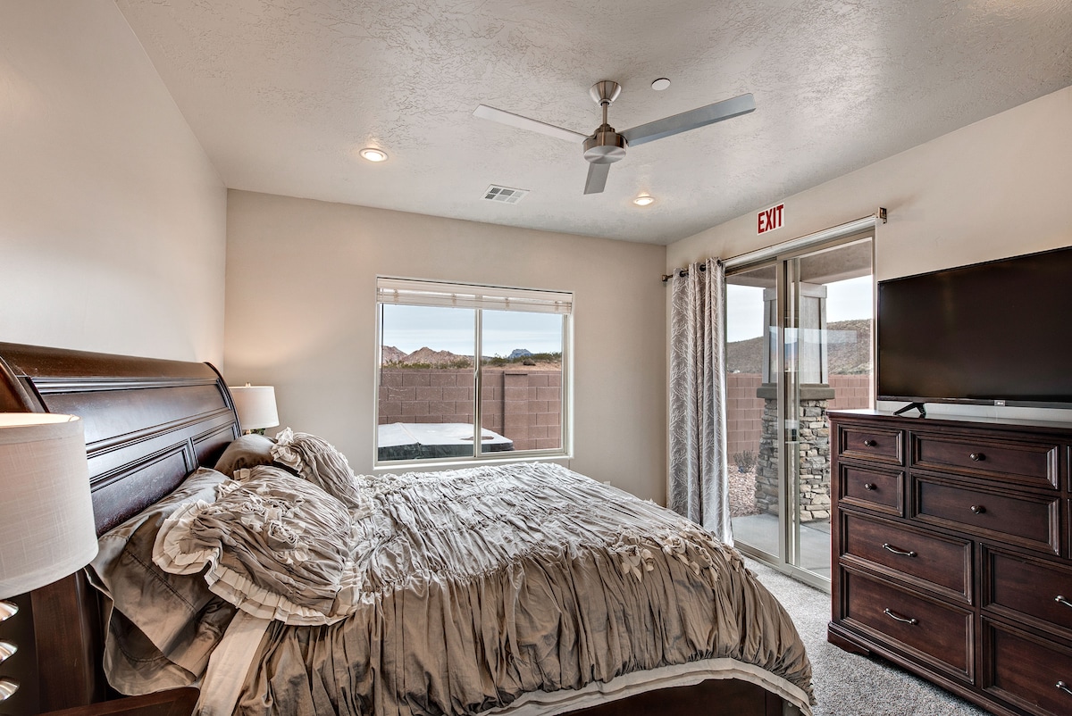 Master bedroom downstairs, king bed, private bathroom.