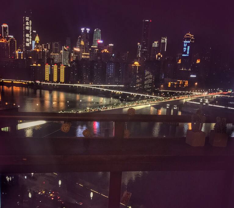 晚上,从阳台望出去,看不夜重庆灯火阑珊