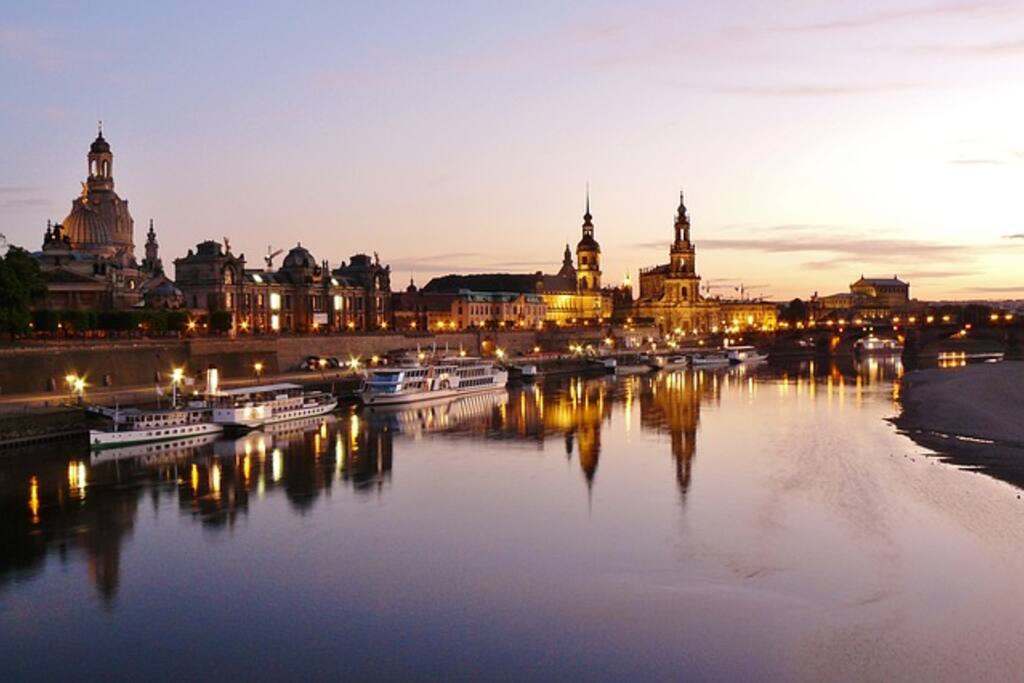 Die wunderschöne Landeshauptstadt Dresden begrüßt mit reichhaltigem Kulturprogramm und der Nähe zur Sächsischen Schweiz ihre Gäste. Ich freu mich Euch hier begrüßen zu dürfen!