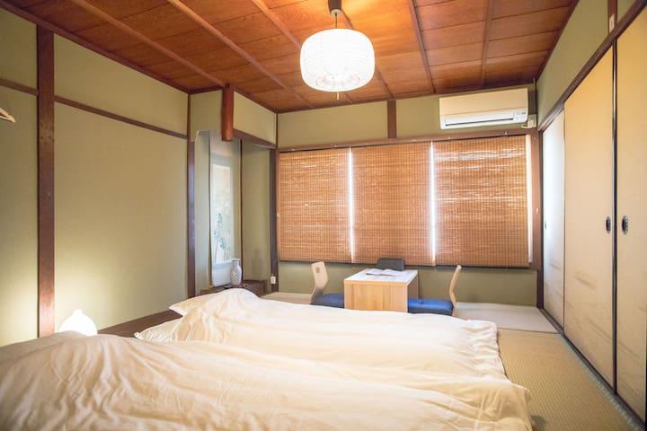 2 beds JP-style room. 1 bus from Kyoto Station.