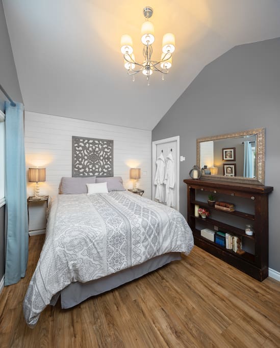 queen size bed in tiny house