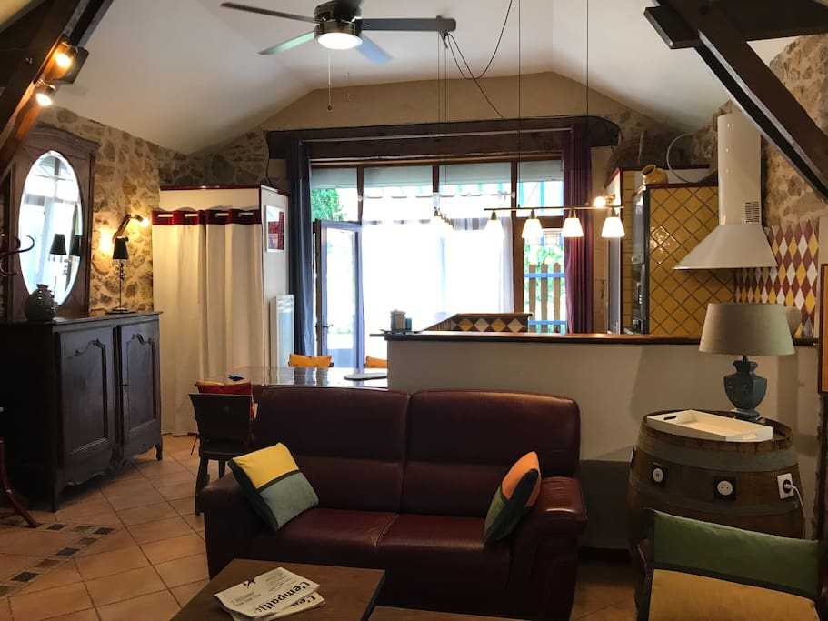 notre gîte est un LOFT !
c'est mon ancien atelier de tapisserie d'ameublement...