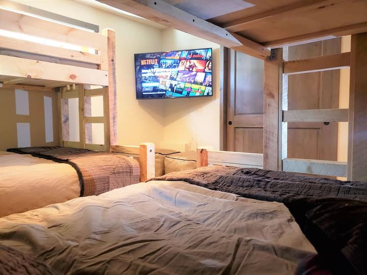 هل تشعر بالبرد الشديد لتصل إلى الجبل ؟ ستبقي أجهزة إكس بوكس والكابل والتلفزيون الذكي أطفالك مشغولين.