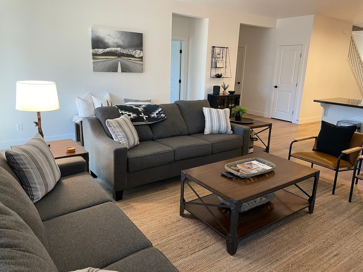 Top Airbnb: 5 Bedroom, 5 minute drive to downtown Flagstaff! in Flagstaff