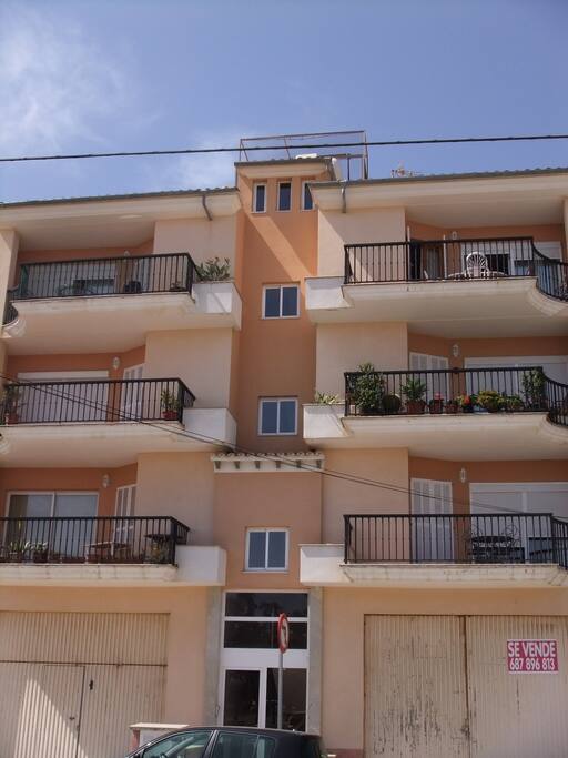 3 piso con ascensor, se prohíbe la entrada a mascotas, limpieza de zonas comunes una vez a la semana