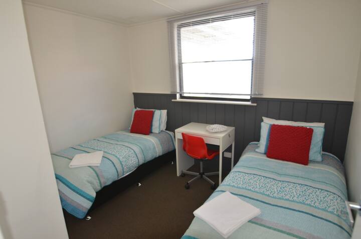 2 מיטות יחיד - חדר שינה רביעי