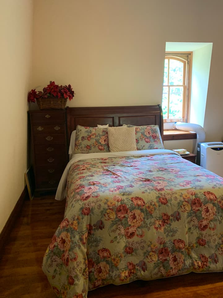 The Big Boys Bedroom - Queen bed