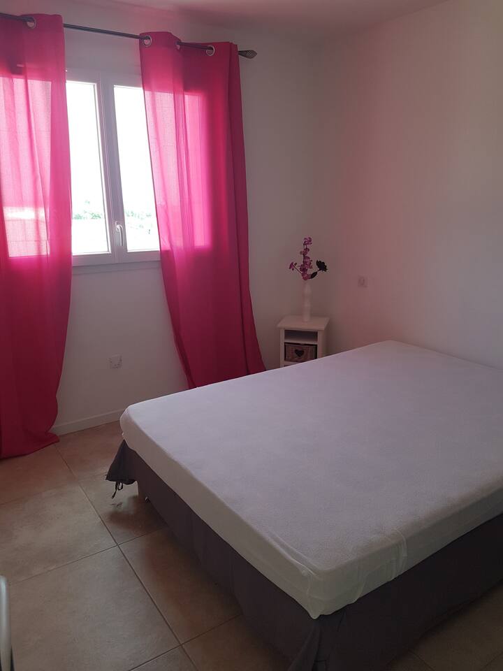 Dormitorio 1 - cama doble 
colchón 140x90 cm
se proporcionan almohadillas, almohadas y fundas