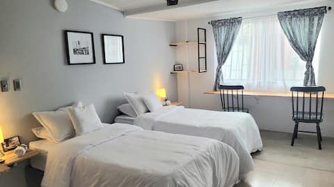 Room #2 Double a few steps from CC San Silvestre.