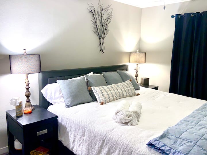 Спална соба на главниот кат со брачен кревет (широк 180 -