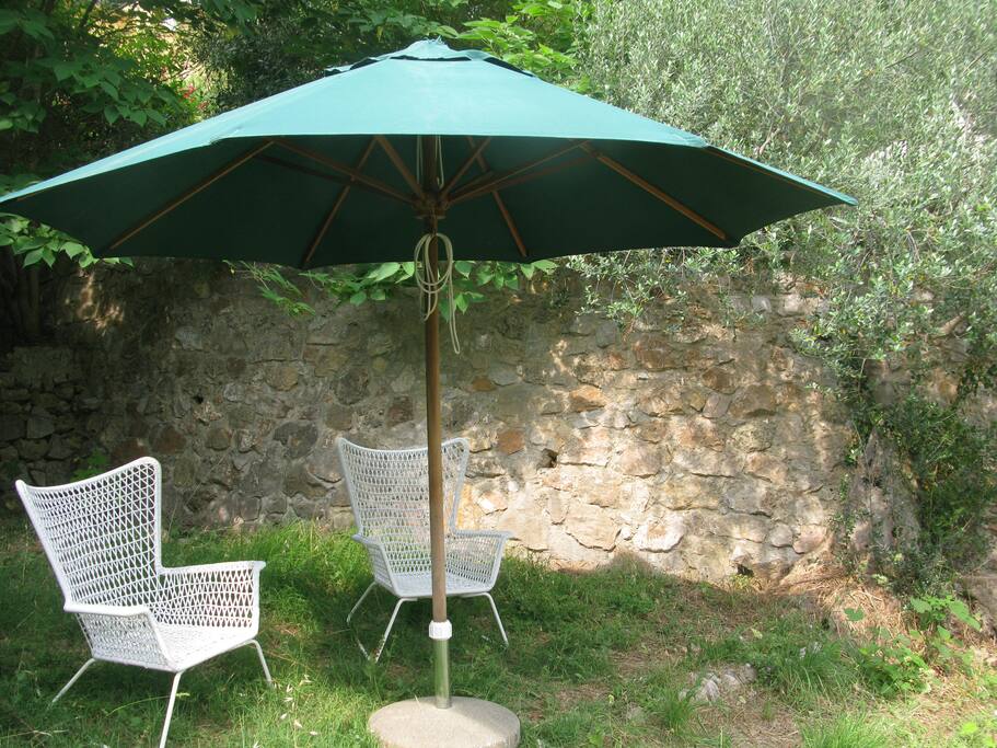 Apéritif pladsen i skygge op ad den smukke gamle terrassemur