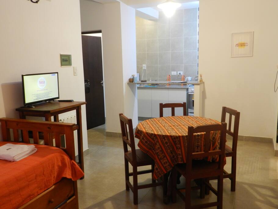 Living comedor con cama marinera y tv.