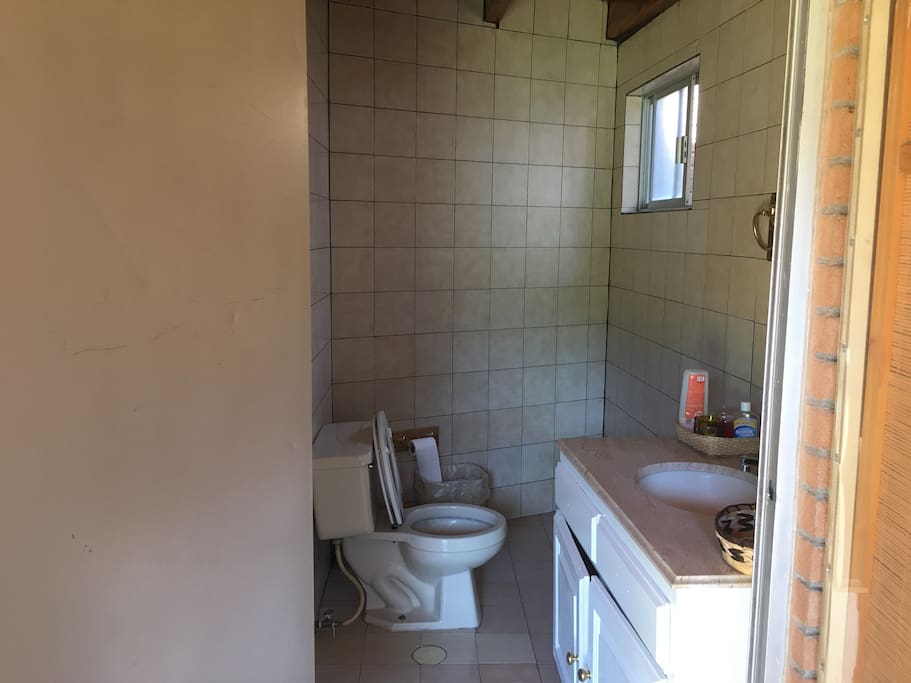 medio baño en el jardín
