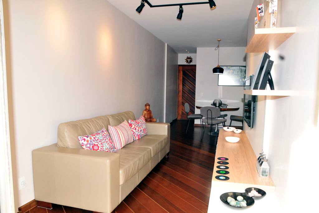 "A hospitalidade continua incrível, o lugar continua impecável... sem dúvidas o melhor local pra se hospedar na Zona Norte. A combinação de um apartamento muito bem decorado e extremamente limpo com anfitriões atenciosos e prestativos nos faz querer voltar sempre." Gustavo // Maio 2018