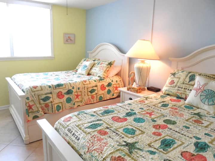 Спалня за гости, пълноразмерни легла. 