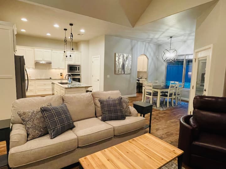Primp & Pregame @ 3 Sisters Modern 4bd/3 Bath - Stillwater, OK