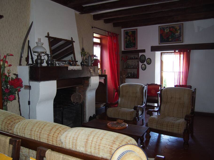 Salon de détente avec cheminée