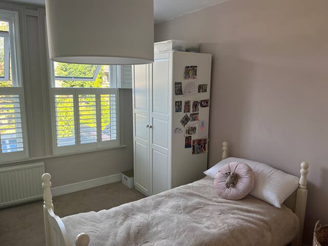 Lovely West London home with beautiful garden gallery image 3