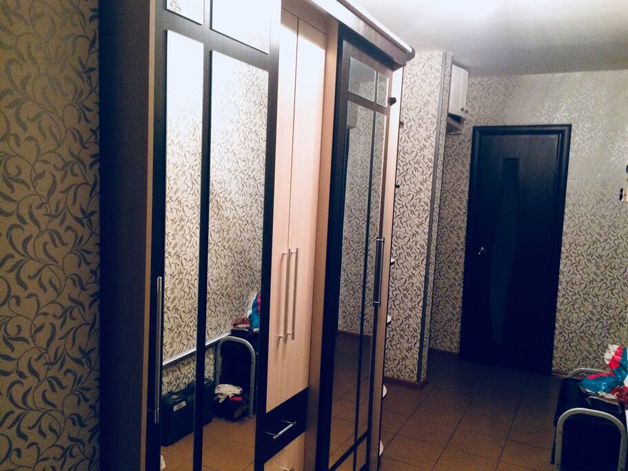 Прихожая с большим шкафом для вещей