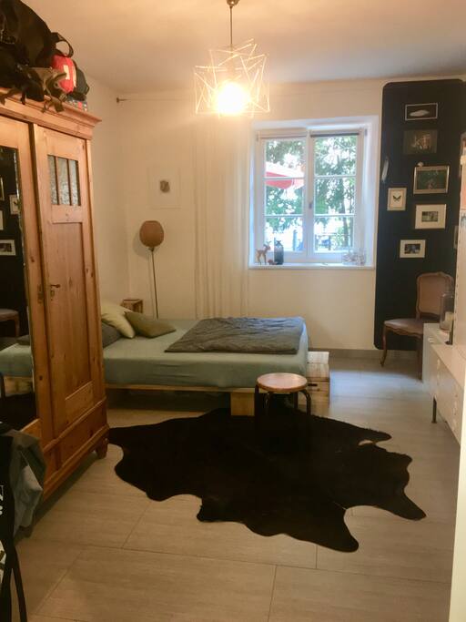 Big room with double bed. Super centrally located, perfect for Oktoberfest.