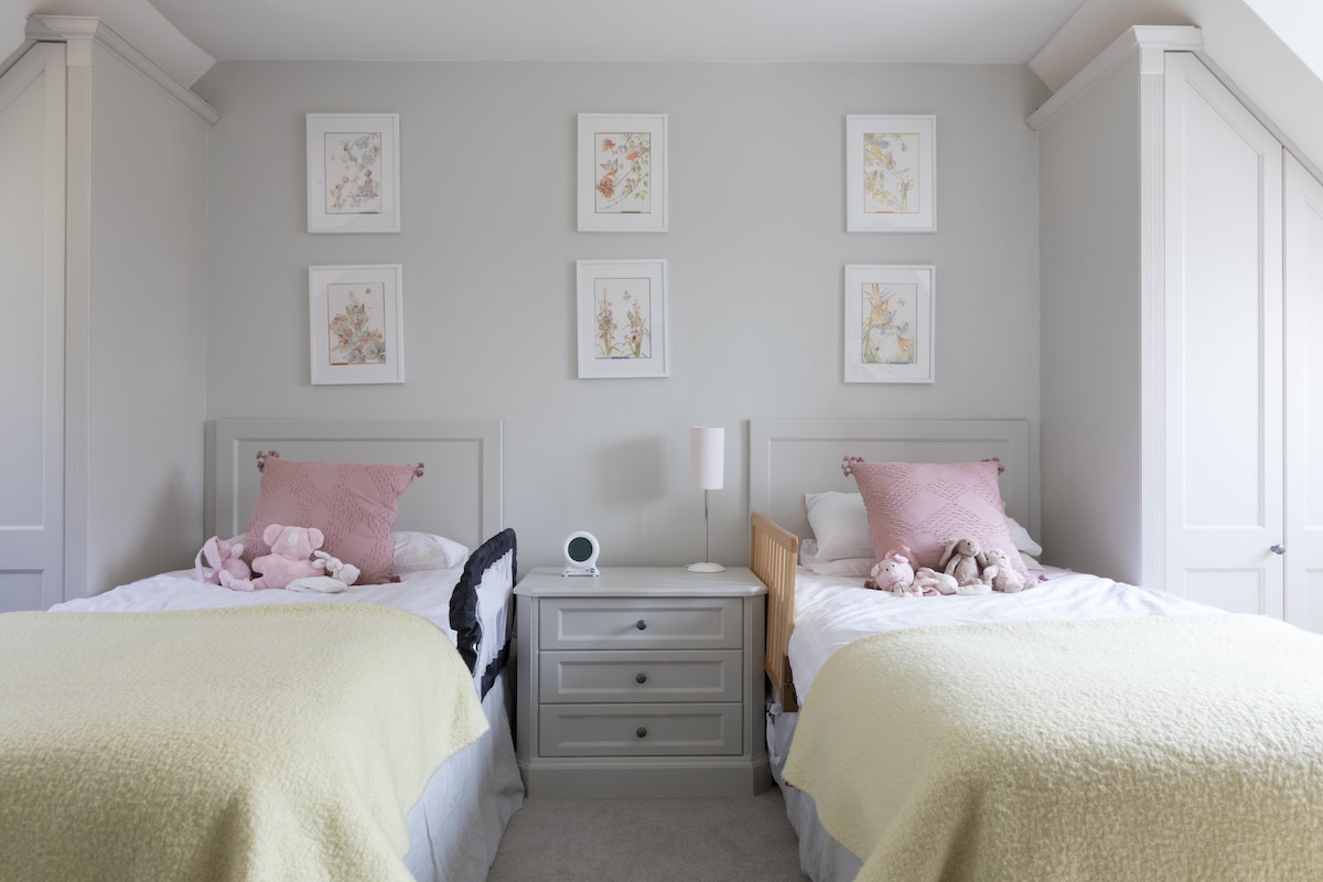 غرفة نوم تضم سريرين صغيرين